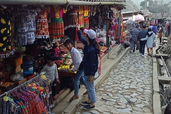 Chợ phiên Sa Pa là trải nghiệm văn hóa truyền thống độc đáo vùng cao Tây Bắc. (Ảnh: NGÔ HƯƠNG)