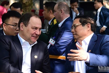 [Ảnh] Hai Thủ tướng Việt Nam và Belarus tham quan Cột cờ Hà Nội, thưởng thức cà-phê Việt Nam