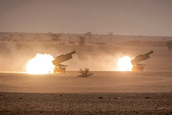Hệ thống tên lửa pháo binh cơ động cao (HIMARS) của Mỹ khai hỏa trong một cuộc tập trận. (Ảnh: AFP/TTXVN)