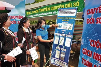 Bảo hiểm xã hội huyện Tiên Yên (Quảng Ninh) tuyên truyền các dịch vụ chuyển đổi số cho người dân xã Hải Lạng. (Ảnh: QUANG THỌ)