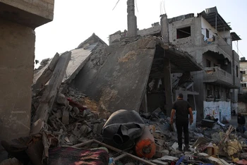 Căn nhà bị phá hủy sau vụ không kích của Israel xuống trại tị nạn Al-Maghazi ở Dải Gaza ngày 1/1/2024. (Ảnh: THX/TTXVN)