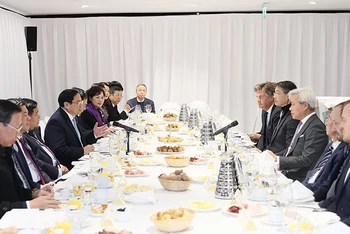 Thủ tướng Phạm Minh Chính tọa đàm với các doanh nghiệp với chủ đề: Việt Nam - Điểm đến hàng đầu ASEAN về đầu tư bền vững. (Ảnh: TTXVN)