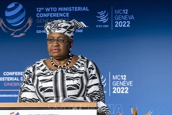 Tổng Giám đốc Tổ chức Thương mại Thế giới (WTO), bà Ngozi Okonjo-Iweala phát biểu tại Geneva, Thụy Sĩ. (Ảnh: AFP/TTXVN)