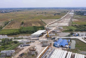 Xây dựng cầu vượt QL 21 tại Km0+00 thuộc Dự án xây dựng tuyến đường bộ mới Nam Định-Lạc Quần-đường bộ ven biển. (Ảnh minh họa: TTXVN)
