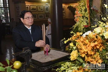 [Ảnh] Thủ tướng Phạm Minh Chính dâng hương tưởng niệm Chủ tịch Hồ Chí Minh