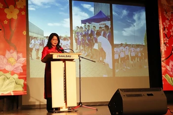 Bà Nguyễn Quỳnh Phương, Lãnh sự phát biểu khai mạc Tết cộng đồng tại Frankfurt. (Ảnh: TTXVN)