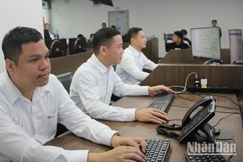 Kỹ sư điều hành viễn thông toàn quốc EVNICT trong ca trực tại Phòng NOC 11 Cửa Bắc, Hà Nội.