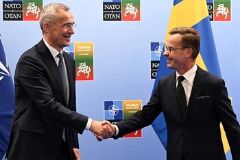 Tổng Thư ký NATO Jens Stoltenberg (trái) và Thủ tướng Thụy Điển Ulf Kristersson. (Nguồn: Bloomberg/TTXVN)