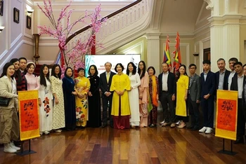 Đại sứ Nguyễn Quốc Dũng và Phu nhân cùng cán bộ đại sứ quán và các cơ quan đại diện Việt Nam tại Hoa Kỳ tham dự sự kiện. (Ảnh: Kiều Trang/TTXVN)