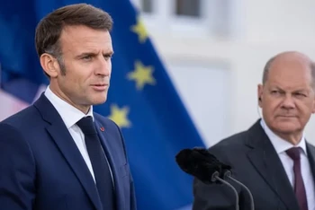 Tổng thống Pháp Emmanuel Macron và Thủ tướng Đức Olaf Scholz. (Nguồn: dpa/TTXVN)