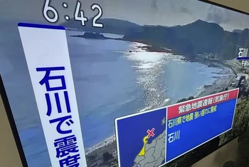 Thông tin trận động đất được TV đưa vào buổi sáng 3/6. (Nguồn: AP/TTXVN)