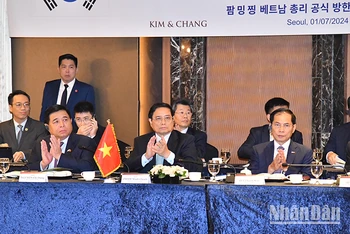 Thủ tướng Phạm Minh Chính tham dự tọa đàm với các tập đoàn, doanh nghiệp lớn của Hàn Quốc.