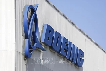 Biểu tượng Boeing tại nhà máy ở Renton, Washington, Mỹ. (Ảnh: AFP/TTXVN)