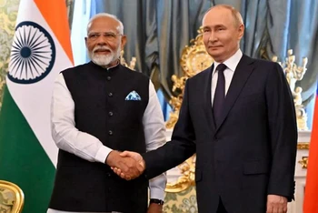 Tổng thống Nga Vladimir Putin và Thủ tướng Ấn Độ Narendra Modi. (Nguồn: AP/TTXVN)