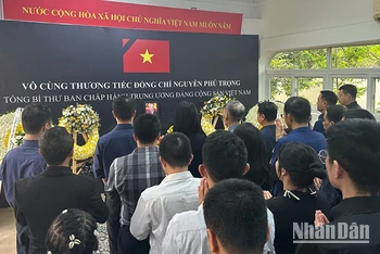 Cộng đồng người Việt Nam tại Tanzania viếng Tổng Bí thư Nguyễn Phú Trọng.