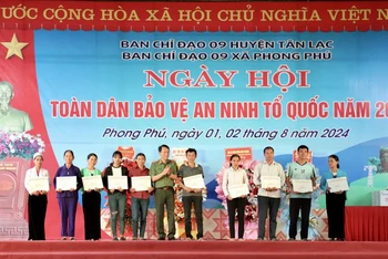 Bộ trưởng Lương Tam Quang (giữa) tặng bằng khen cho các tập thể, cá nhân có thành tích xuất sắc trong công tác bảo vệ an ninh Tổ quốc.