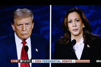 Phó Tổng thống Mỹ Kamala Harris (phải) và cựu Tổng thống Donald Trump trong cuộc tranh luận trực tiếp ở Philadelphia, Mỹ, ngày 10/9/2024. (Ảnh: THX/TTXVN)