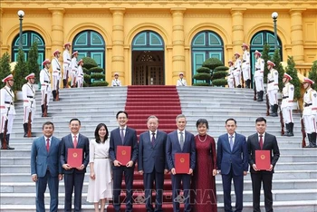 Tổng Bí thư, Chủ tịch nước Tô Lâm với các Đại sứ đặc mệnh toàn quyền, Trưởng đại diện Việt Nam ở nước ngoài nhiệm kỳ 2024-2027. (Ảnh: TTXVN) 