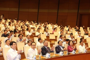 Tổng Bí thư, Chủ tịch nước Tô Lâm cùng các lãnh đạo, nguyên lãnh đạo Đảng, Nhà nước và các đại biểu dự Hội nghị toàn quốc. (Ảnh: TTXVN)