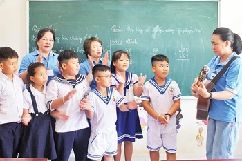 Ðoàn đại biểu ra thăm huyện đảo Trường Sa giao lưu văn nghệ với học sinh Trường tiểu học Song Tử Tây. (Ảnh PHAN SÁU) 