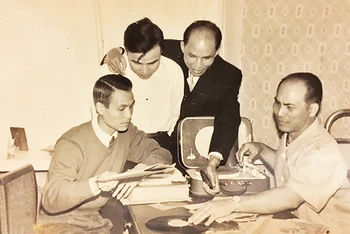 Nhà báo Trần Kiên (ngoài cùng bên trái) tác nghiệp tại Liên Xô năm 1962. 