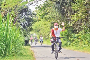 Du khách trải nghiệm tua du lịch xe đạp "Ngày bình yên trên vùng Ðất thép" tại huyện Củ Chi. 