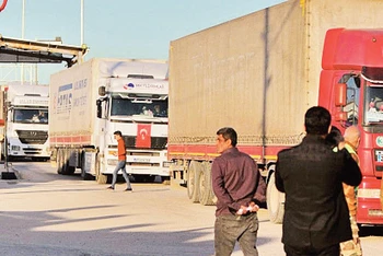 Ðoàn xe chở hàng viện trợ quốc tế vào Syria. (Ảnh GETTY) 