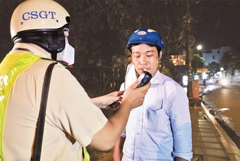 Lực lượng Cảnh sát giao thông kiểm tra nồng độ cồn một người điều khiển phương tiện có dấu hiệu sử dụng bia, rượu khi tham gia giao thông. 