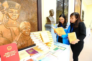 Ðoàn viên, thanh niên Khối Các cơ quan Trung ương nghiên cứu cuốn sách về đấu tranh phòng, chống tham nhũng của Tổng Bí thư Nguyễn Phú Trọng. 