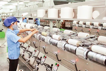 Sản xuất các sản phẩm dệt nhuộm tại Công ty TNHH Dệt nhuộm Jasan Việt Nam (vốn đầu tư Trung Quốc) tại Khu công nghiệp Phố Nối B, tỉnh Hưng Yên. (Ảnh ÐĂNG DUY) 