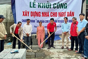 Khởi công xây dựng nhà cho ngư dân nghèo tại xã Phong Bình, huyện Phong Ðiền (Thừa Thiên Huế). 