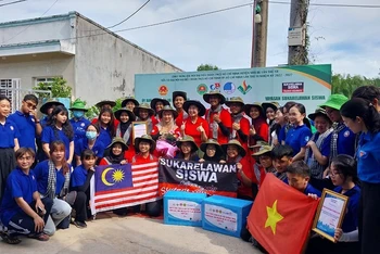 Sinh viên Malaysia tham gia hoạt động tình nguyện tại Việt Nam. (Ảnh Ðại sứ quán Malaysia tại Việt Nam) 