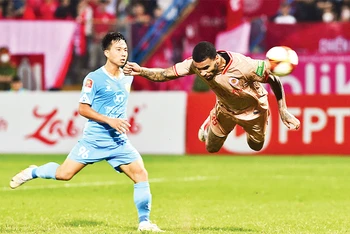 Cầu thủ Jhon Cley đánh đầu ghi bàn thắng thứ 3 cho đội Công an Hà Nội FC. (Ảnh TRẦN HẢI) 