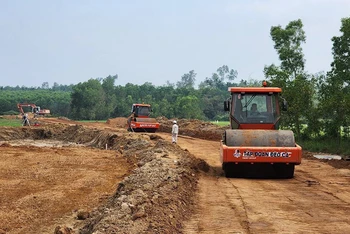 Các nhà thầu triển khai máy móc, phương tiện bạt núi, san lấp mặt bằng mở tuyến cao tốc Quảng Ngãi-Hoài Nhơn. 