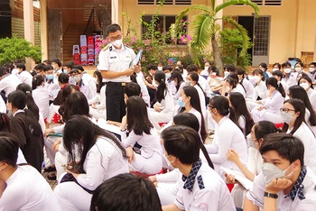 Báo cáo viên Trung tâm Bảo đảm kỹ thuật, Vùng 2 Hải quân, tuyên truyền về biển, đảo cho các em học sinh THPT tỉnh Tiền Giang. 