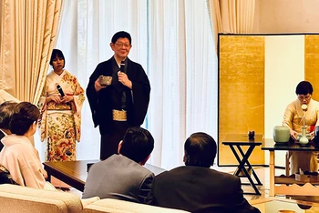 Buổi gặp gỡ, giao lưu trà đạo do Ðại sứ quán Nhật Bản tại Việt Nam tổ chức. (Ảnh TTXVN) 