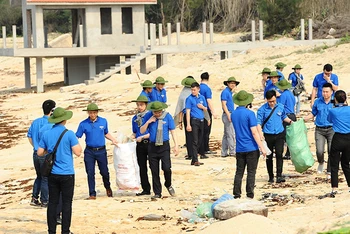 Ðoàn viên, thanh niên Khối các cơ quan Trung ương tham gia làm sạch bãi biển tại huyện đảo Bạch Long Vĩ. 