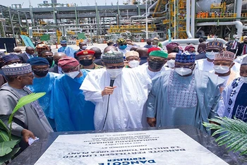 Nigeria đưa vào vận hành nhà máy lọc dầu Dangote. (Ảnh ADRON HOMES) 