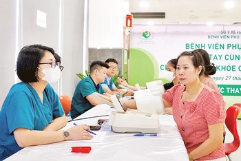 Chương trình khám sức khỏe sinh sản cho công nhân tại Khu công nghiệp Thạch Thất - Quốc Oai do Liên đoàn Lao động thành phố Hà Nội phối hợp với các đơn vị liên quan tổ chức. (Ảnh HÀ PHONG) 