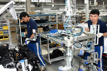 Sản xuất, lắp ráp ô-tô tại Nhà máy Hyundai Thành Công, tỉnh Ninh Bình. (Ảnh TRẦN HẢI) 