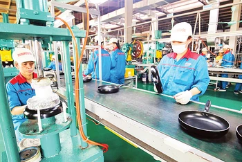 Sản xuất các sản phẩm gia dụng tại nhà máy của Tập đoàn Sunhouse, Khu công nghiệp Ngọc Liệp, huyện Quốc Oai. (Ảnh Ðăng Anh) 