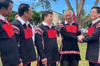 Ðồng chí Nguyễn Ðình Trung (ngoài cùng bên phải) thăm hỏi đồng bào dân tộc thiểu số xã Ea Tiêu, huyện Cư Kuin trong Ngày hội Ðại đoàn kết toàn dân tộc năm 2022. 