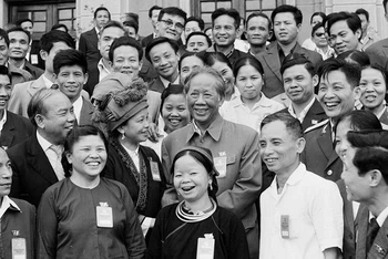 Tổng Bí thư Lê Duẩn với các đại biểu dự Ðại hội Ðảng toàn quốc lần thứ V tại Hà Nội (ngày 29/3/1982). (Ảnh TTXVN) 