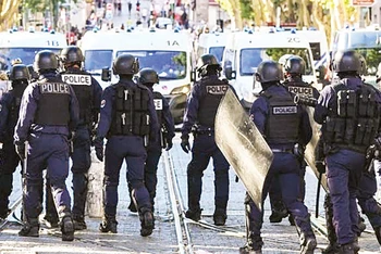 Pháp tăng cường lực lượng cảnh sát trên đường phố nhằm bảo đảm an ninh. 