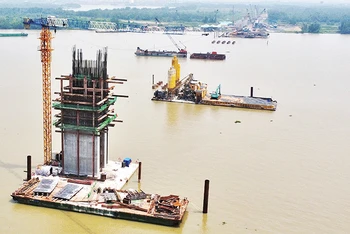 Cầu Nhơn Trạch kết nối Ðồng Nai và Thành phố Hồ Chí Minh đang được xây dựng. 