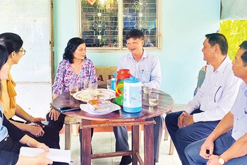 Lãnh đạo Thành ủy Tây Ninh đến thăm, lắng nghe tâm tư, suy nghĩ, kinh nghiệm từ những đảng viên lão thành để tập trung "tự soi, tự sửa". 