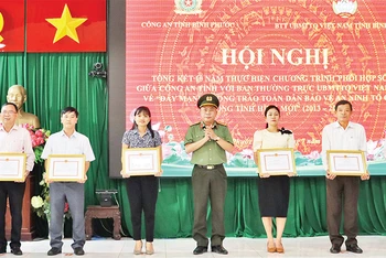 Lãnh đạo Công an tỉnh Bình Phước khen thưởng các tập thể, cá nhân thực hiện tốt phong trào toàn dân bảo vệ an ninh Tổ quốc. 