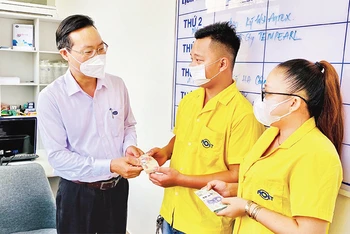 Chủ tịch Hội đồng thành viên CEP Hoàng Văn Thành trao vốn vay cho khách hàng là công nhân. 