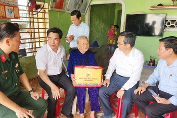 Lãnh đạo Tỉnh ủy Quảng Nam thăm, tặng quà bà Nguyễn Thị Thanh là vợ liệt sĩ, trú tại xã Bình Nam, huyện Thăng Bình. 