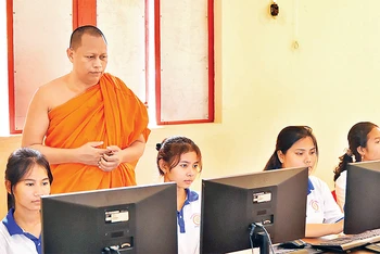 Ðại đức Thạch Ða Ra thăm lớp Tin học cơ bản do chùa Thlốt tổ chức dành cho các học sinh người Khmer tại khuôn viên chùa. (Ảnh MỸ HÀ) 